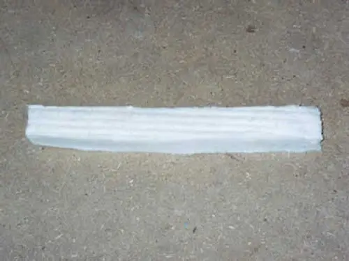 Lange, flache Isoliermaterialien in Weiß auf einem neutralen Untergrund. Dieses Produkt könnte für die Isolierung von Feuerstellen verwendet werden. Hinweise auf die Marke Remeha sind nicht sichtbar.